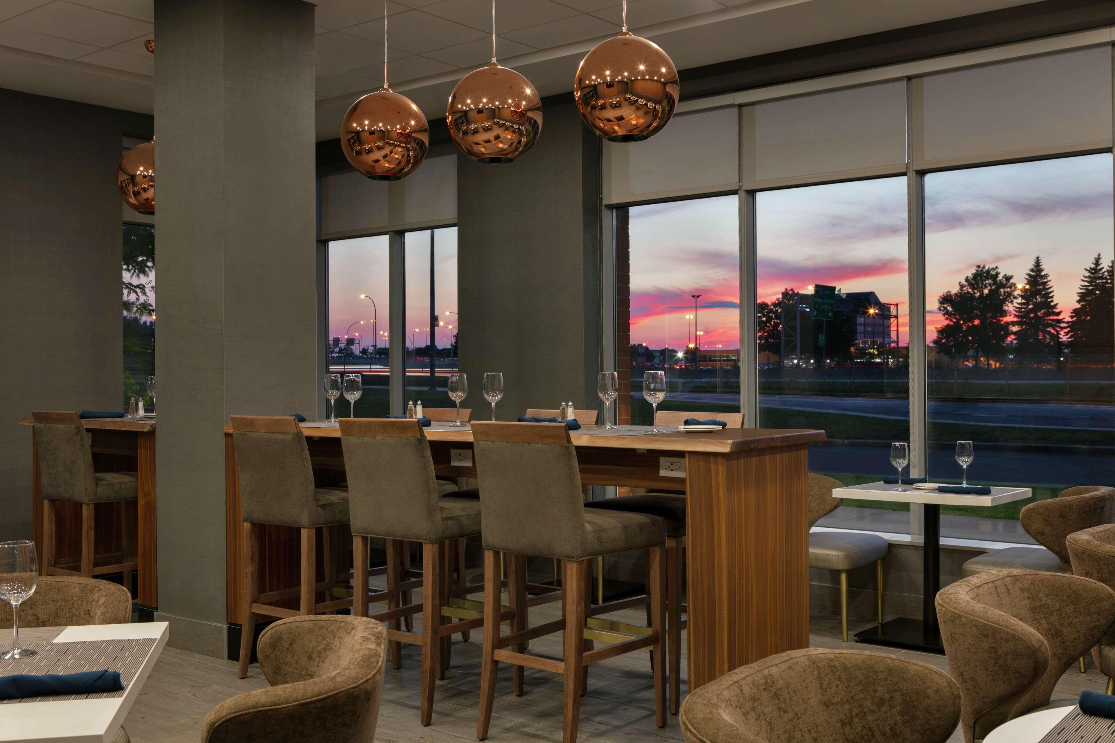 Embassy Suites By Hilton Montreal Airport Pointe-Claire Exterior foto