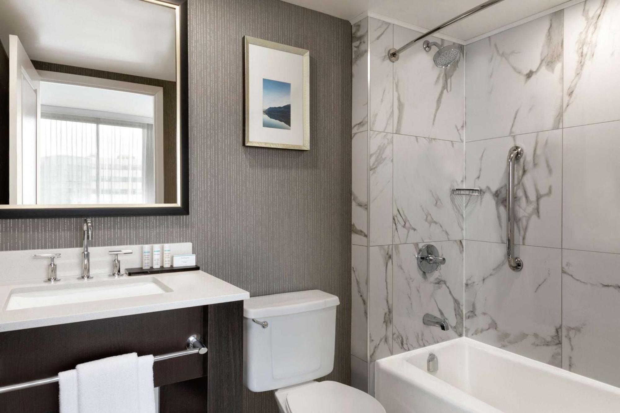 Embassy Suites By Hilton Montreal Airport Pointe-Claire Exterior foto