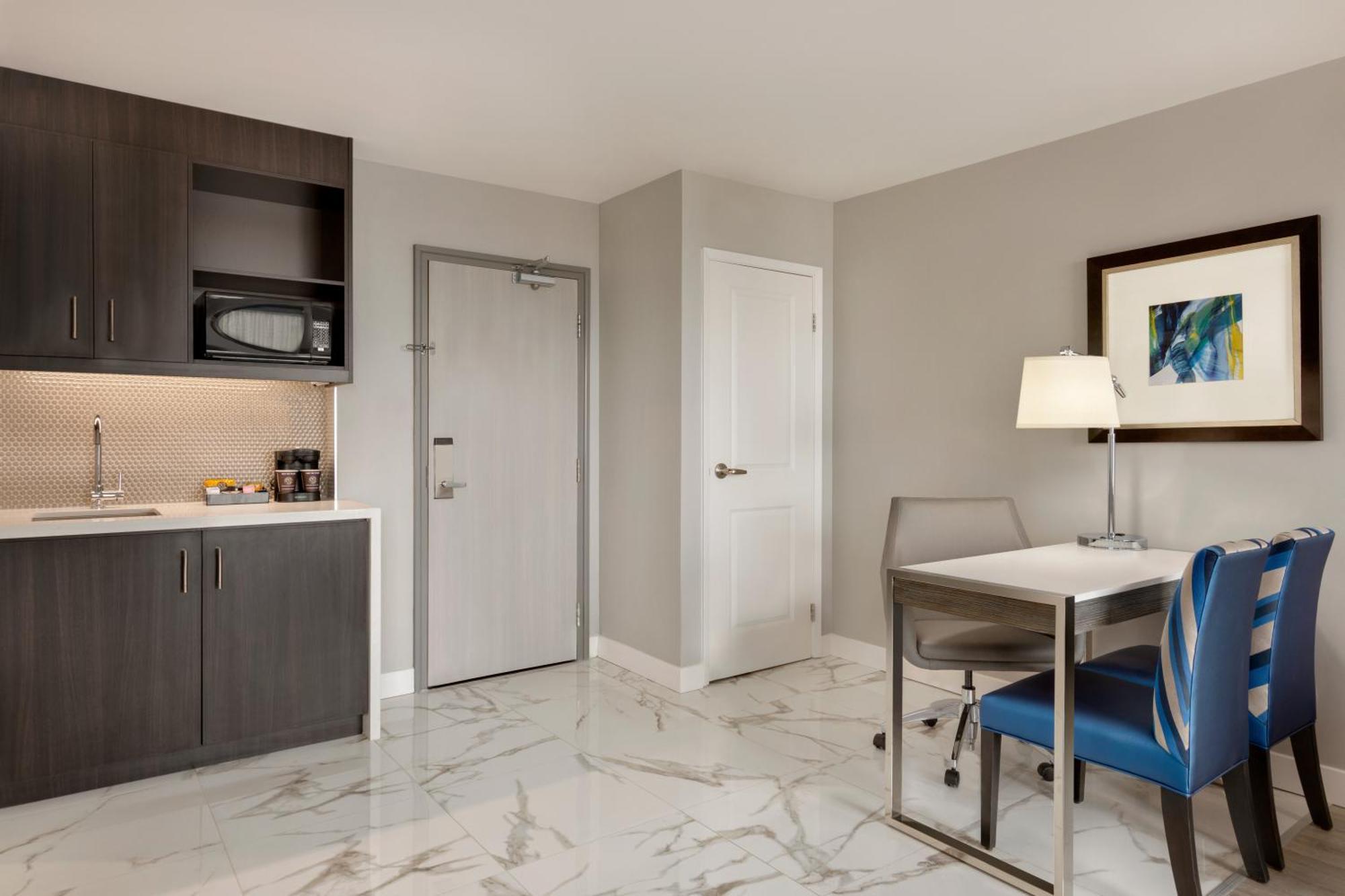 Embassy Suites By Hilton Montreal Airport Pointe-Claire Exterior foto