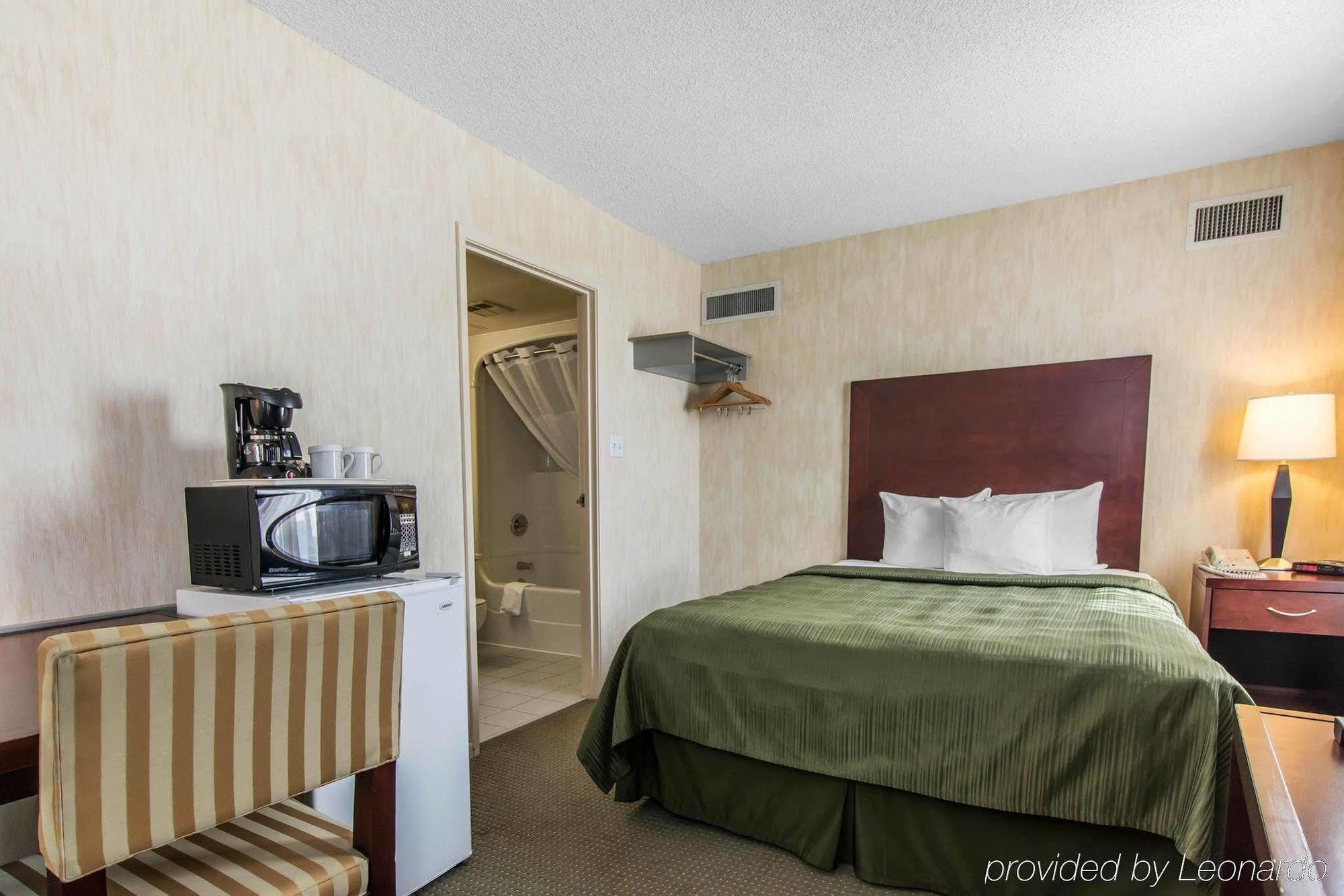 Embassy Suites By Hilton Montreal Airport Pointe-Claire Exterior foto