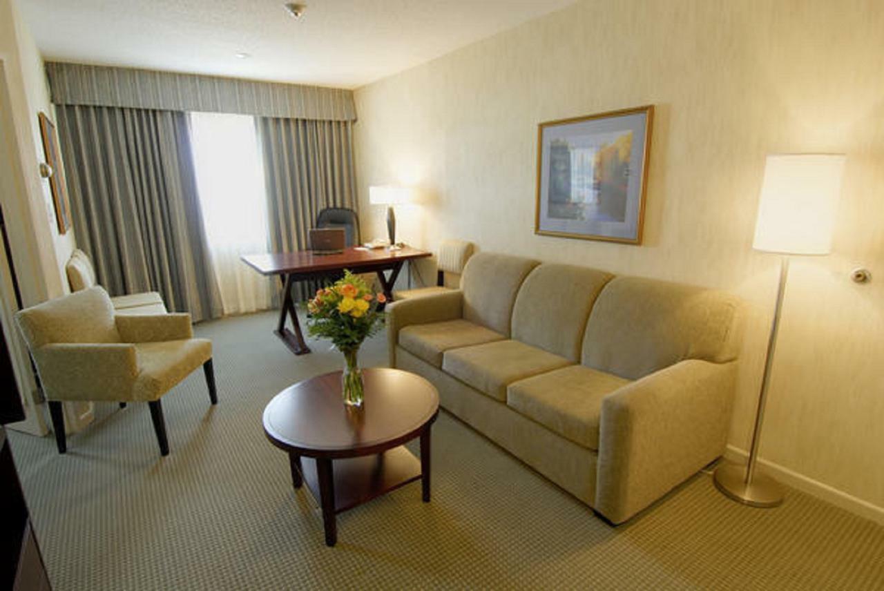 Embassy Suites By Hilton Montreal Airport Pointe-Claire Habitación foto